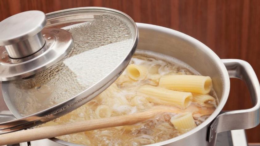 El truco avalado por la ciencia para cocer pasta ahorrando agua que enfada  a los italianos y no es el microondas