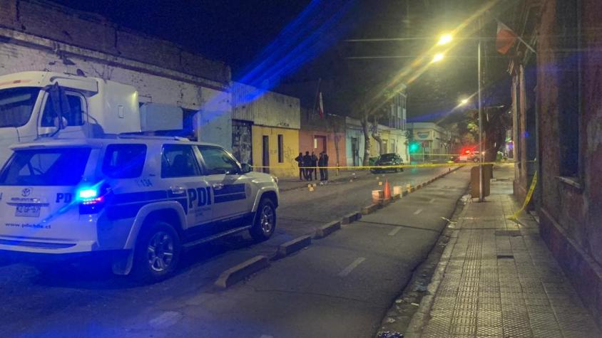 No descartan "ajuste de cuentas": Hombre muere tras ser atacado por desconocidos en Santiago Centro