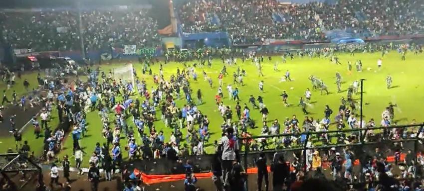 Horror en Indonesia: Al menos 127 muertos en batalla campal en partido de fútbol