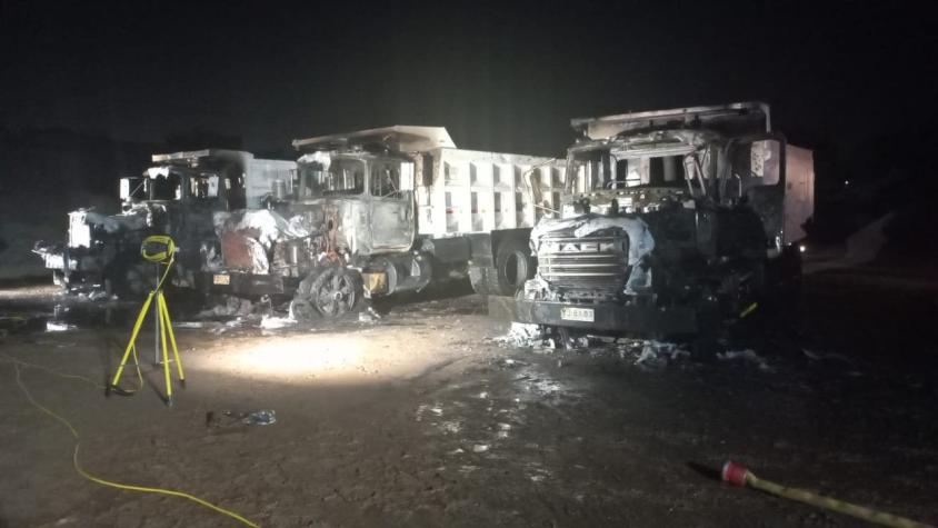 Cinco camiones de una empresa privada terminan quemados en Puente Alto
