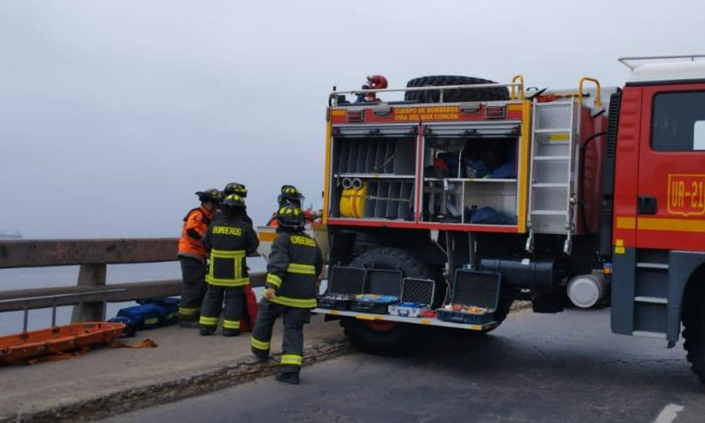 Bomberos trabaja en el rescate de mujer que cayó al menos 20 metros desde puente Capuchinos