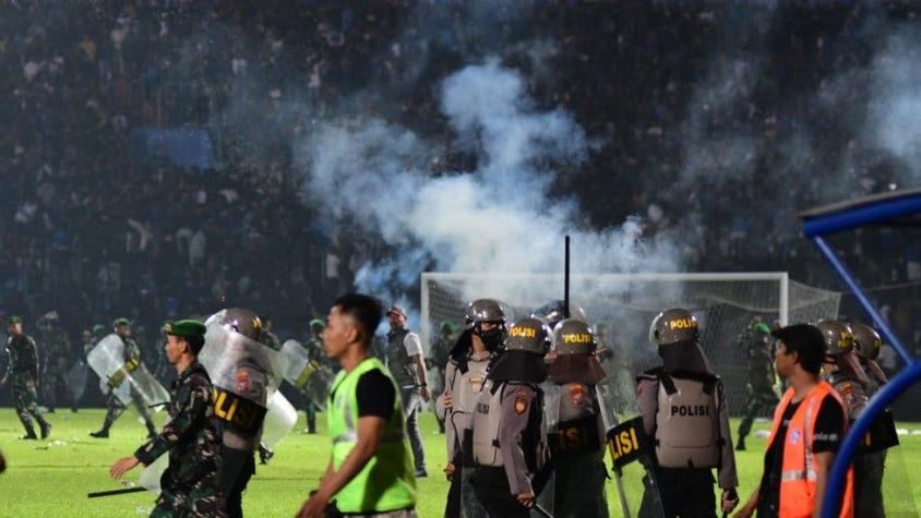 "Murieron en los brazos de los jugadores": el relato de los testigos de la estampida en Indonesia