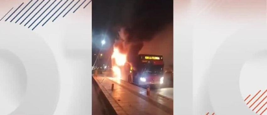 Delincuente quemó bus del transporte público en PAC: Conductor y pasajeros resultaron ilesos