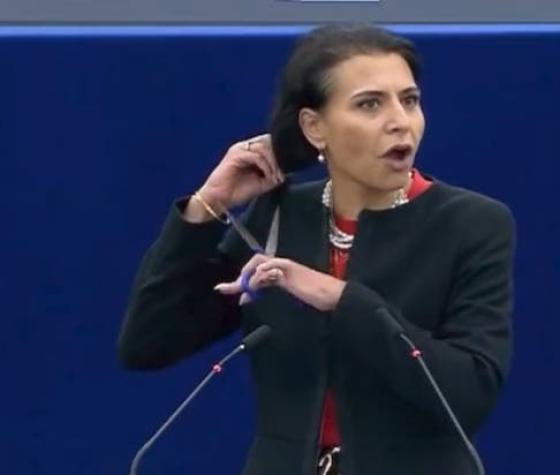 Eurodiputada se corta el pelo en su discurso en solidaridad con las mujeres de Irán