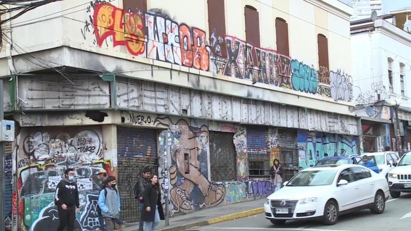 [VIDEO] Valparaíso batalla contra rayados en murallas: Anuncian patrullas contra graffitis
