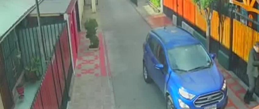 Conductor sufre el violento robo de su vehículo en la puerta de su casa en San Bernardo