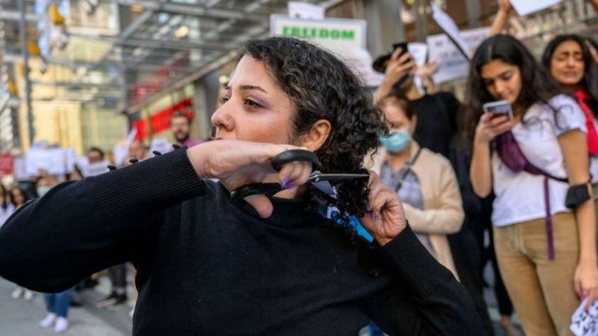 Irán: Por qué cortarse el pelo se ha convertido en símbolo de solidaridad con mujeres que protestan