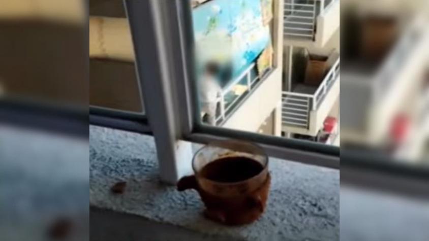 [VIDEO] Captan a niño caminando sobre baranda de balcón en un piso 21 en Estación Central