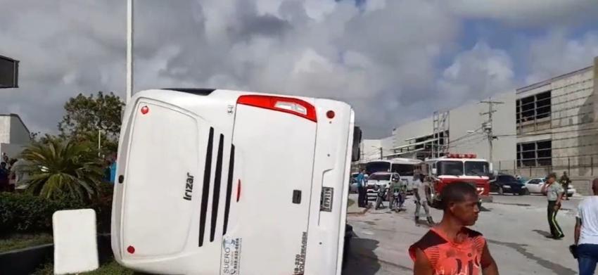 Al menos 2 muertos tras accidente de bus con turistas en República Dominicana: hay chilenos heridos