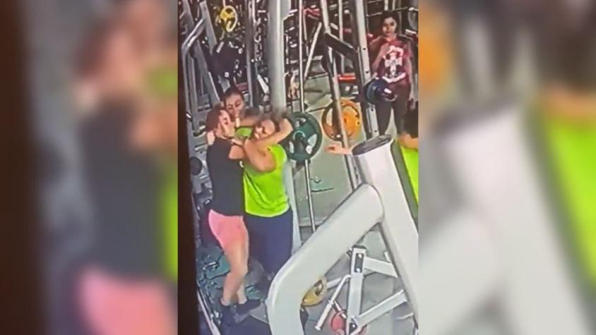 [VIDEO] Mujeres protagonizan violenta pelea en gimnasio: Ambas querían usar la misma máquina