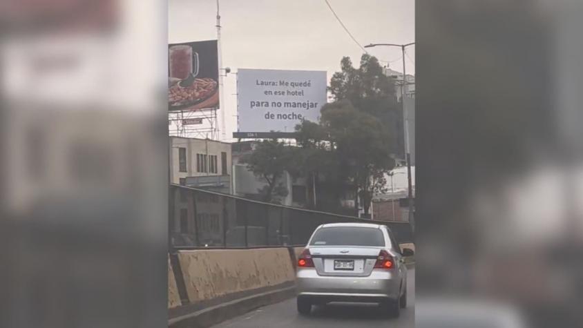 "Créeme, por favor": Hombre coloca carteles gigantes para pedir perdón a su novia por infiel