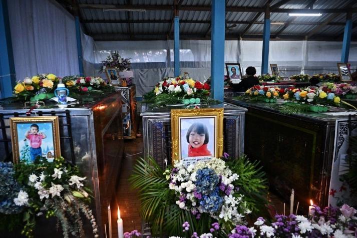 Masacre en guardería en Tailandia: Niña sobrevivió escondida entre cadáveres de compañeros
