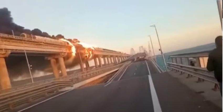 [VIDEO] Destruyen parte del puente insignia del Kremlin