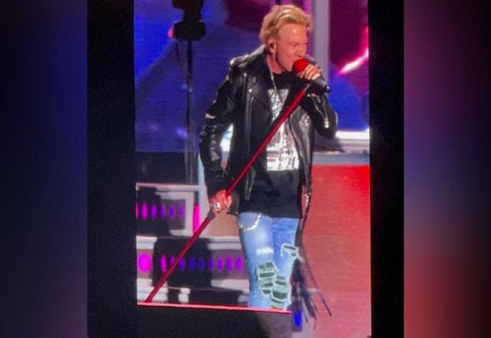 Joven atrapó micrófono de Axl Rose en show de Guns N' Roses: Le han ofrecido hasta $8 millones