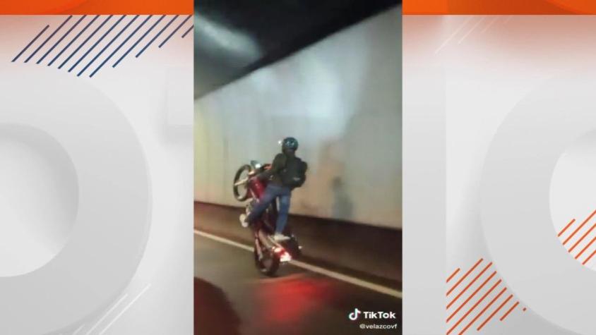 [VIDEO] Irresponsabilidad en dos ruedas: Motoqueros con piruetas a alta velocidad en autopistas