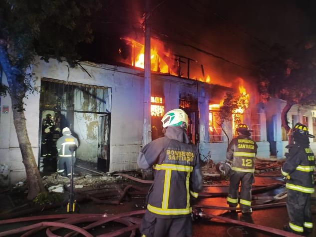 Dos fallecidos, dos lesionados y dos casas destruidas dejó un violento incendio en Santiago Centro