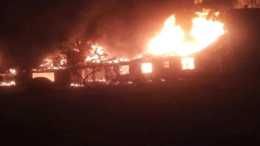 [VIDEO] Encapuchados queman casa patronal en La Araucanía