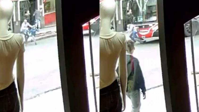 [VIDEO] Impactante: Niño suelta la mano de su papá, lo choca una micro y se salva milagrosamente