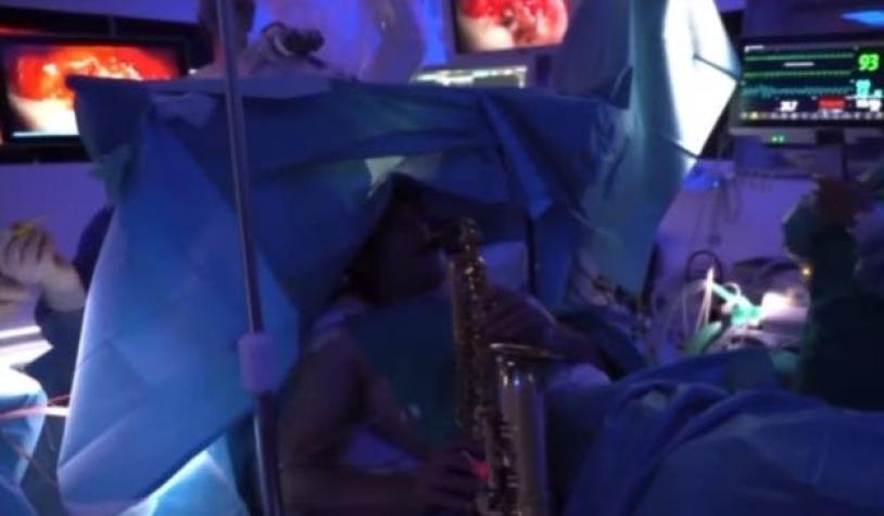 [VIDEO] Hombre tocó saxofón mientras le extirpaban tumor cerebral