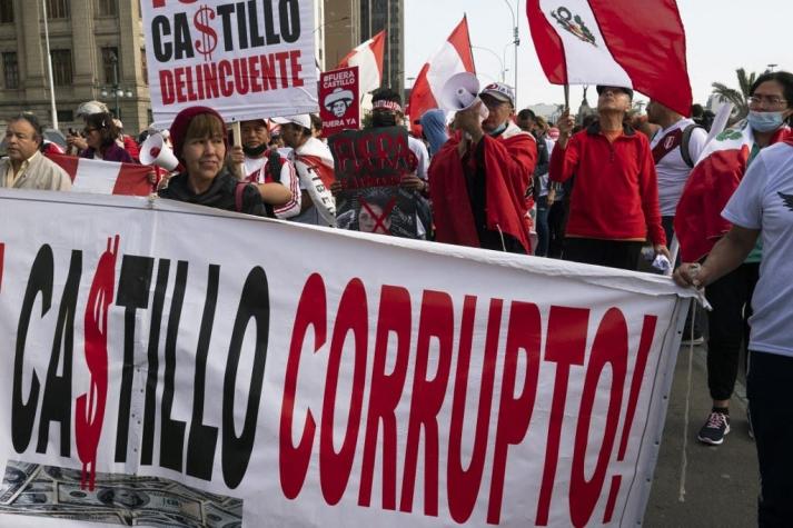 Opositores protestan en el centro de Lima contra el presidente Pedro Castillo