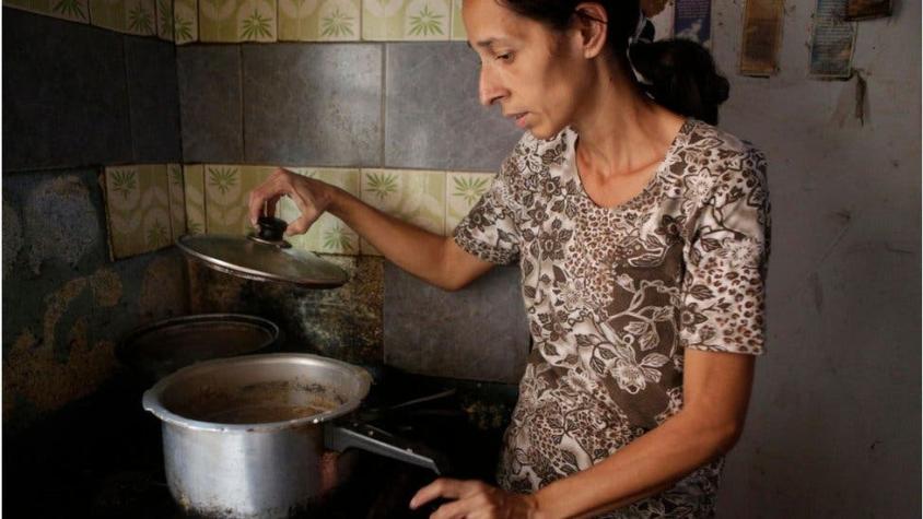 Ratas, huesos, barro y otros alimentos del hambre que la gente desesperada come para sobrevivir