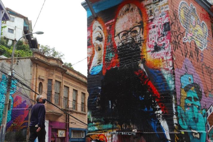 Desconocidos lanzaron pintura a mural en honor a Salvador Allende en Valparaíso