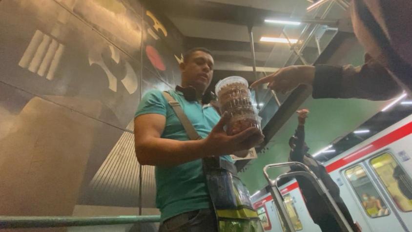 [VIDEO] Indignación por venta de comida en vagones del Metro