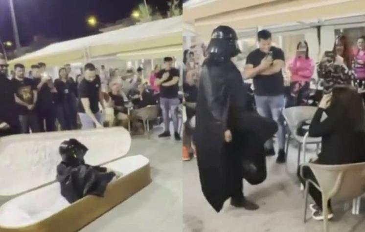 La propuesta más delirante: salió de ataúd vestido de Darth Vader y le pidió matrimonio a su novia