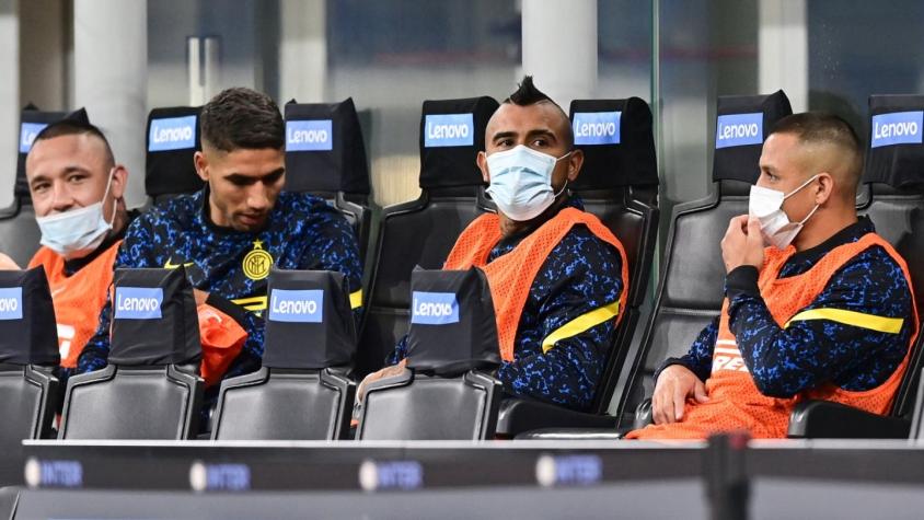 Ex compañero de Alexis y Vidal en el Inter es suspendido en su actual club por fumar en la banca