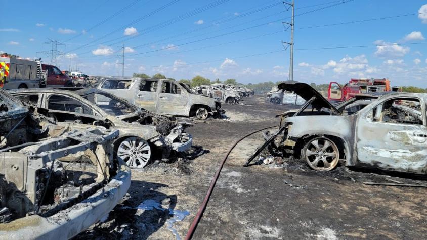 Más de 70 autos quemados en un estacionamiento: cigarro mal apagado habría provocado incendio