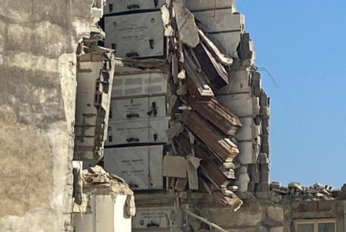 Ataúdes quedaron colgando tras colapso de cementerio en Nápoles