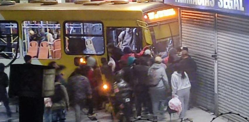 VIDEO |  Intentan saquear supermercado con buses del Transantiago robados en Puente Alto