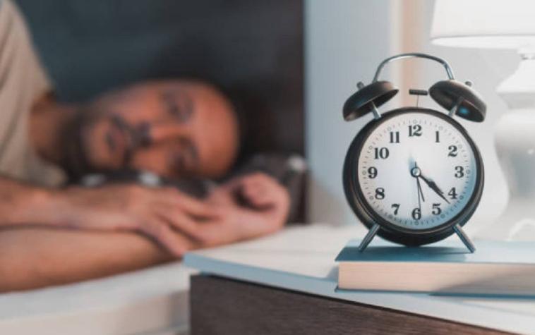 Estudio revela los riesgos que enfrentan las personas de 50 años que duermen 5 horas o menos