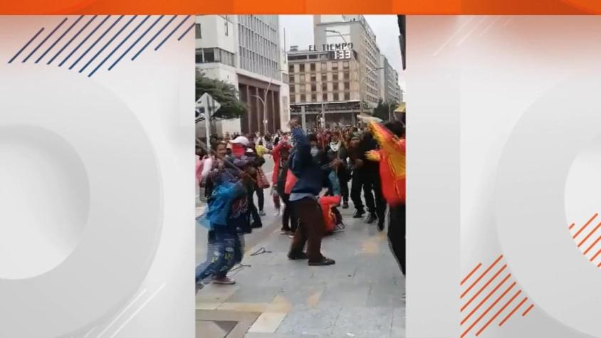 [VIDEO] Brutal ataque a policías en protesta indígena en Bogotá