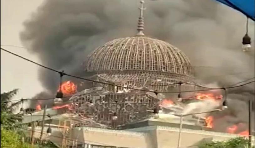 Impactante: Cúpula de mezquita en Indonesia se derrumba tras incendio