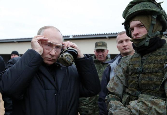 Putin visitó campo de entrenamiento militar en Rusia y disparó rifle de francotirador