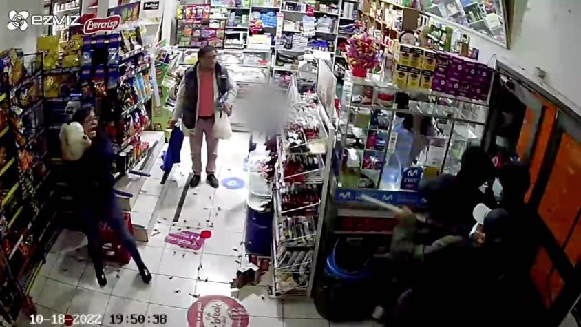 [VIDEO] Mujer se defendió de asaltantes a minimarket con un zapallo en Coronel