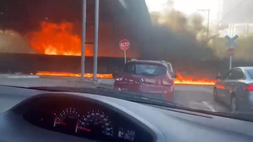 [VIDEO] Así fue la explosión de tren y camión de combustible en México: 100 casas quemadas