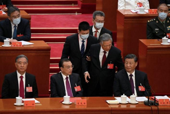 [VIDEO] El expresidente Hu Jintao es escoltado fuera del Congreso del PC chino