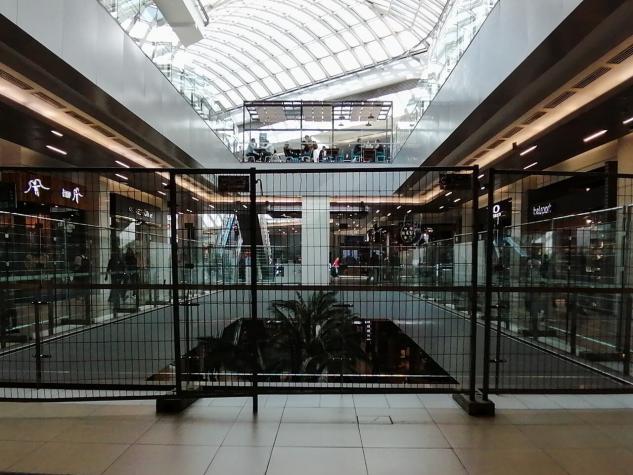Costanera Center instala rejas en pisos superiores tras nueva muerte en centro comercial