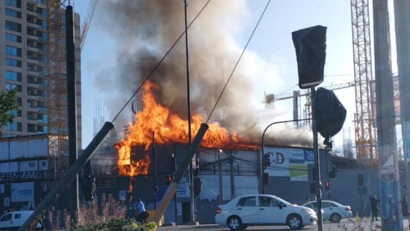 Incendio afecta un edificio en construcción de La Reina