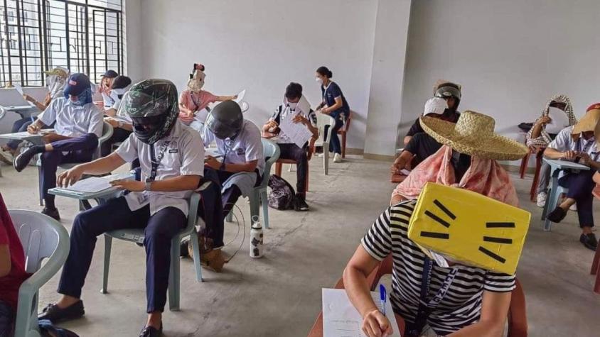 [FOTOS] Filipinas: Estudiantes crean sombreros "anti trampas" por orden de profesora