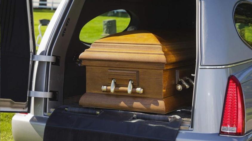 Cobran $56 millones: Empresa ofrece enterrar vivos a sus clientes y organizarles un funeral falso