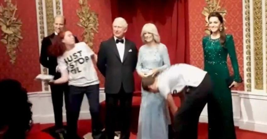 VIDEO | Activistas ecológicos arrojaron pastel a figura de cera del rey Carlos III