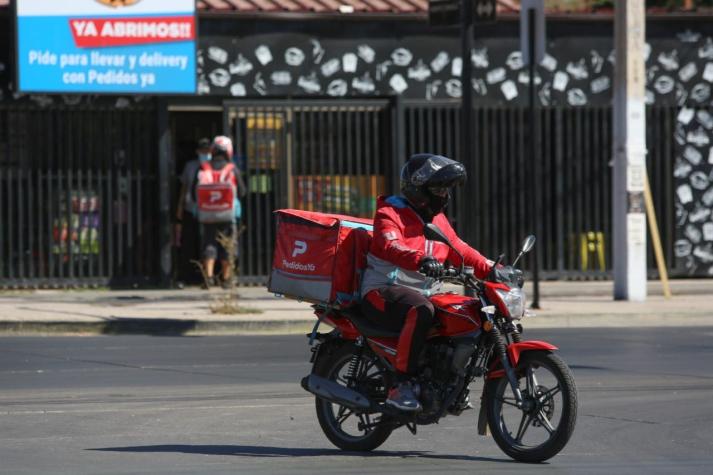 Repartidor lleva a su hijo en caja de delivery en moto: "No tengo con quién dejarlo"