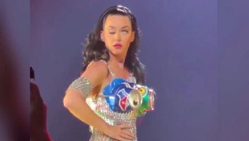 Katy Perry preocupa a fans por video en que pierde el control de su párpado en pleno concierto