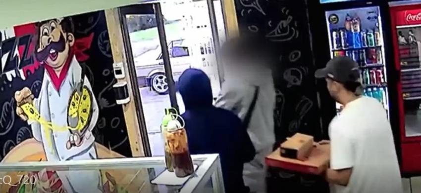 VIDEO | Adolescente en estado grave tras balacera en pizzería de Coronel: hubo más de diez disparos