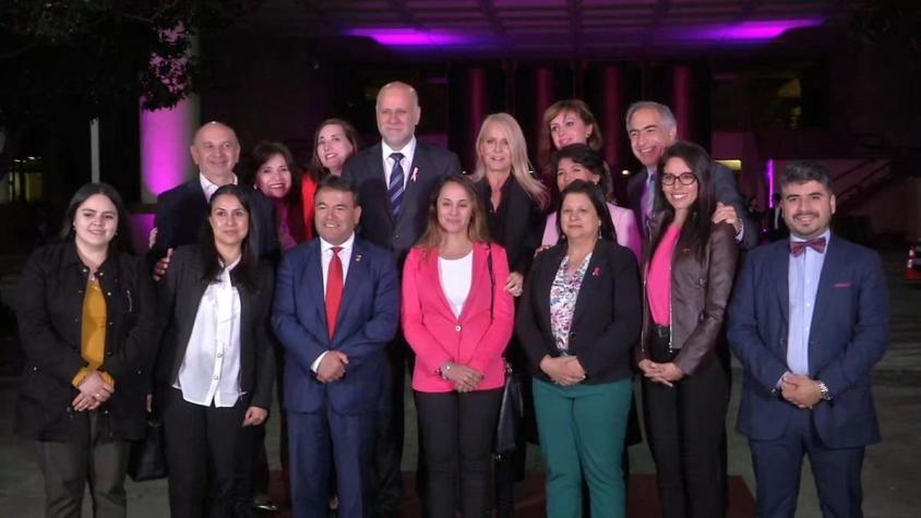 [VIDEO] Prevención del cáncer de mama: Congreso y faro de La Serena se iluminan