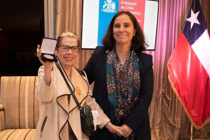 Ministra Urrejola homenajeó a chilena integrante de las Abuela de Plaza de Mayo en Argentina