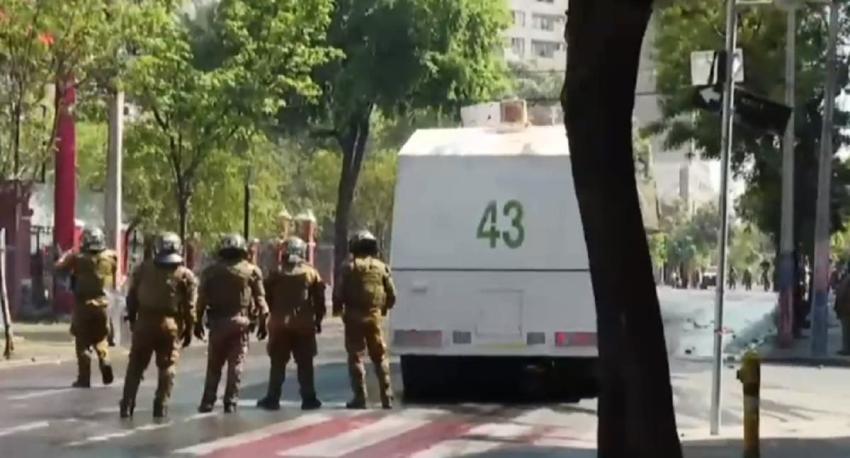 Incidentes en Santiago: Atacan un bus con pasajeros cerca del Liceo Barros Borgoño